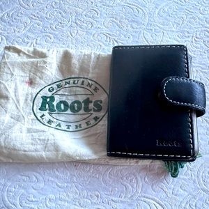 Roots card holder genuine leather.